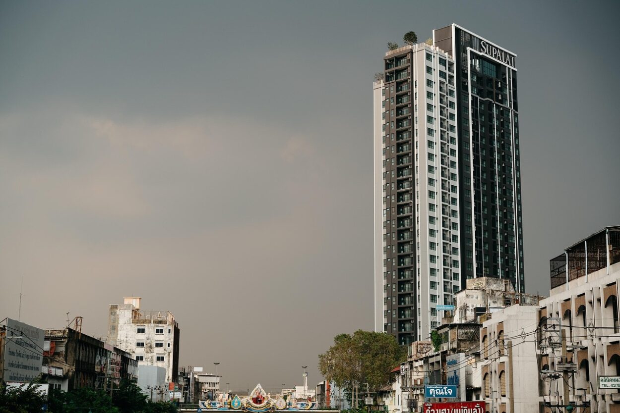 découvrez la gentrification : un phénomène urbain où les quartiers évoluent, transformant le paysage social et économique. analysez ses impacts positifs et négatifs sur les communautés locales.