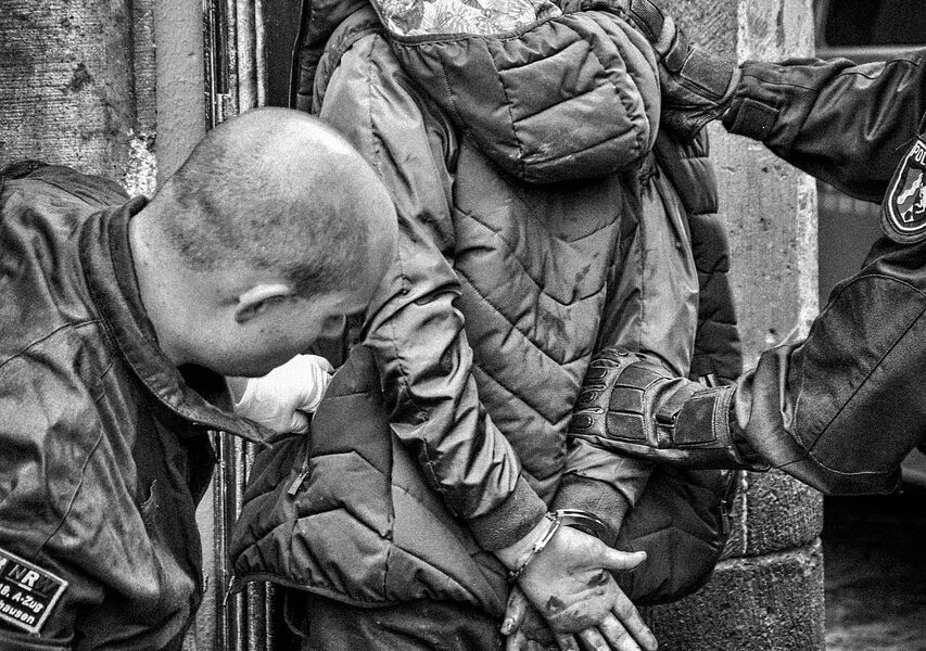 découvrez tout ce qu'il faut savoir sur le vol à main armée, ses conséquences légales et comment se protéger efficacement.