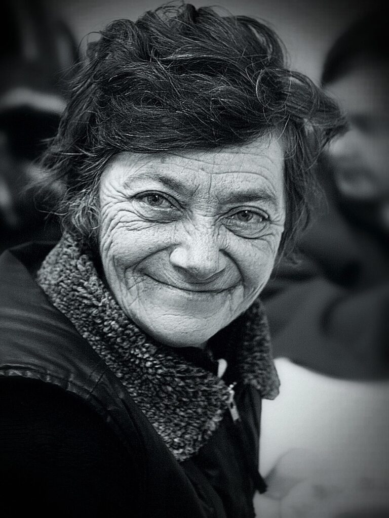 découvrez les histoires et les défis des femmes sans-abri, sensibilisez-vous à leur situation et explorez les solutions pour les soutenir.