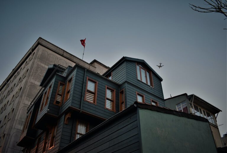 découvrez tout sur les élections municipales 2026 : calendrier, candidats, enjeux et résultats attendus pour les communes françaises.