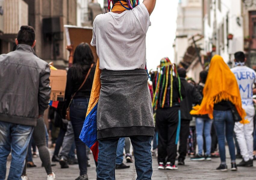 découvrez tout ce qu'il faut savoir sur les protestations : définitions, causes, exemples et impacts sociaux.