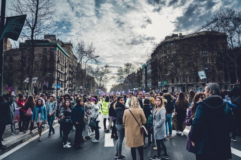 découvrez les actions et mouvements de protestation des femmes à travers le monde, mettant en lumière leurs luttes pour l'égalité, les droits et la justice sociale.