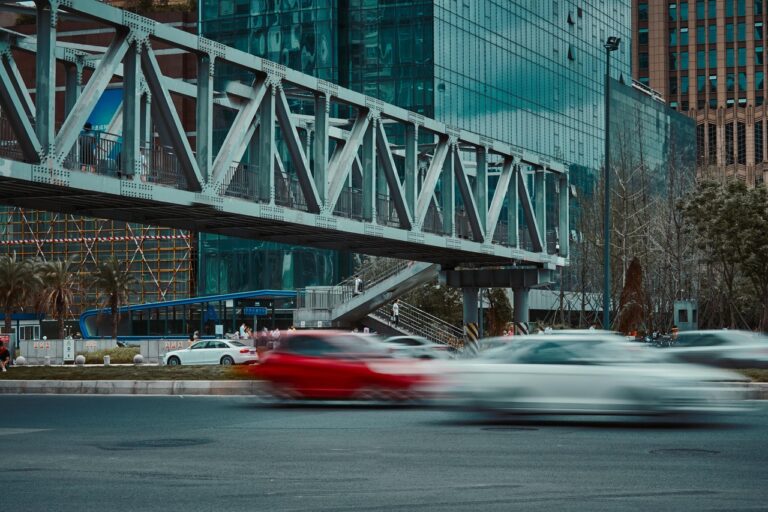 découvrez les causes et conséquences d'un accident piéton mortel, ainsi que les mesures de prévention pour assurer la sécurité des piétons.