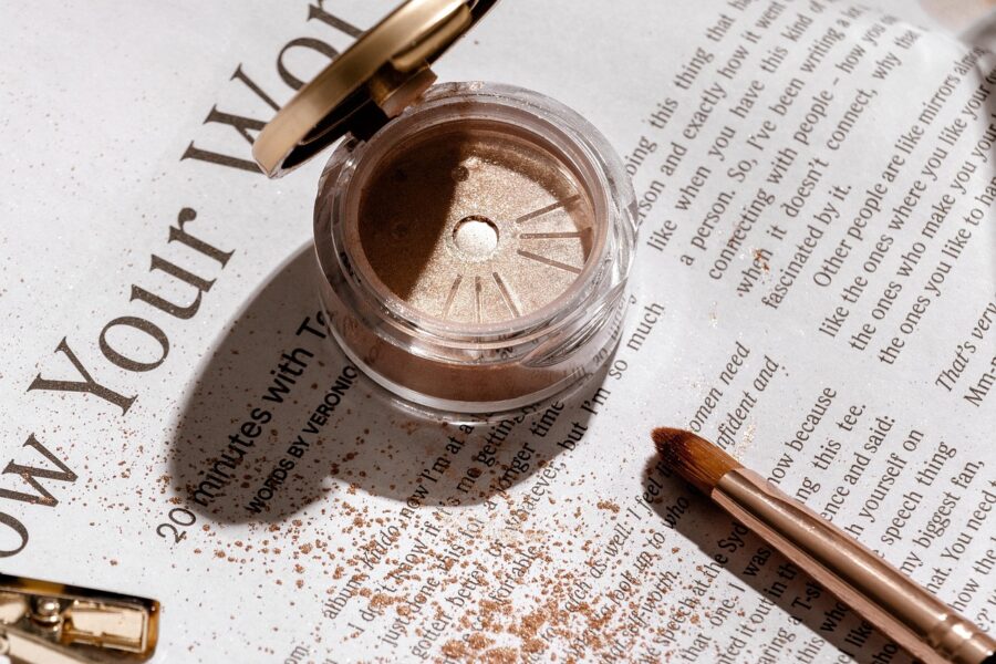 découvrez les détails d'un cambriolage survenu dans un magasin de cosmétiques, avec des informations sur l'enquête et les mesures de sécurité mises en place.