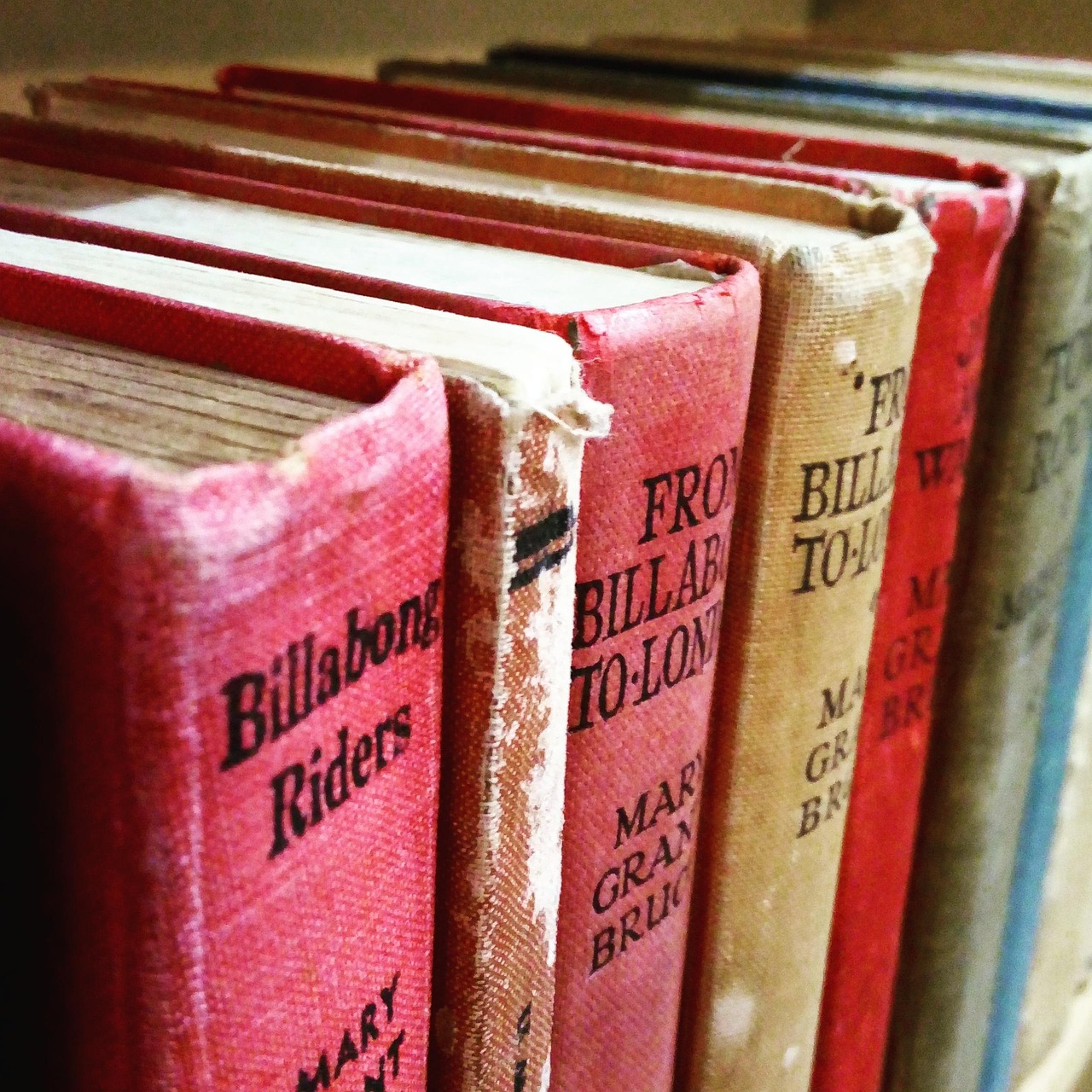 découvrez notre bookstore, votre destination idéale pour trouver une large sélection de livres, nouveautés et classiques, pour tous les âges et tous les goûts.