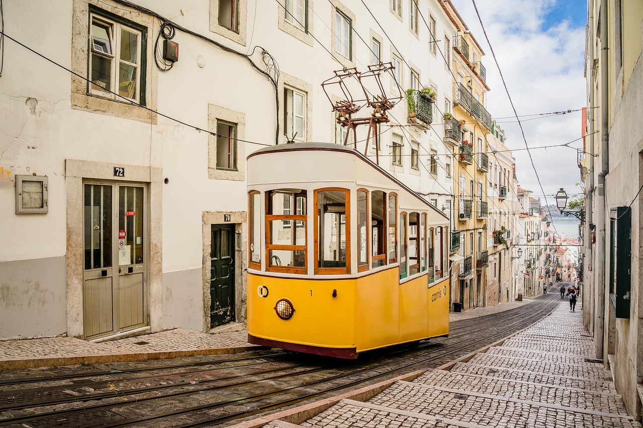 conducteur de tram témoin d'une naissance exceptionnelle : découvrez cette histoire émouvante vécue en pleine ville.