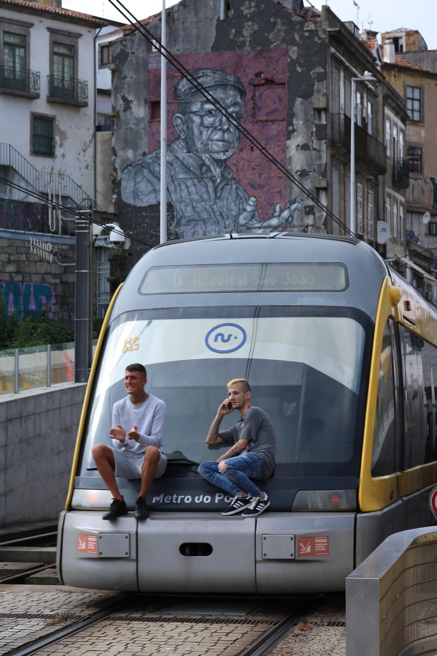 conducteur de tram témoin d'une naissance exceptionnelle à bord, une histoire humaine touchante en plein trajet.