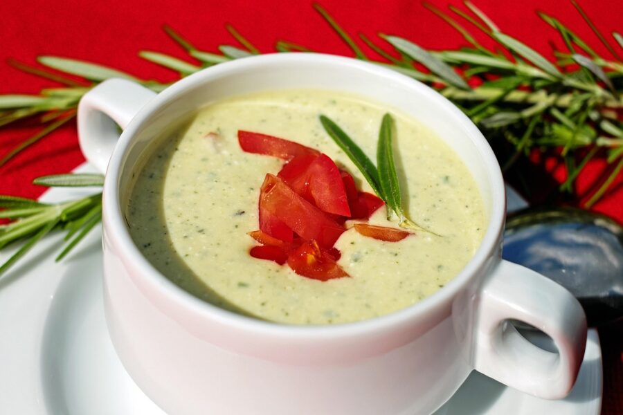 découvrez notre délicieuse soupe crémeuse aux courgettes et pommes de terre, parfaite pour une entrée réconfortante et savoureuse.