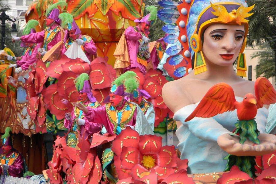 découvrez nos somptueux chars de carnaval, colorés et festifs, parfaits pour animer vos défilés et célébrations.