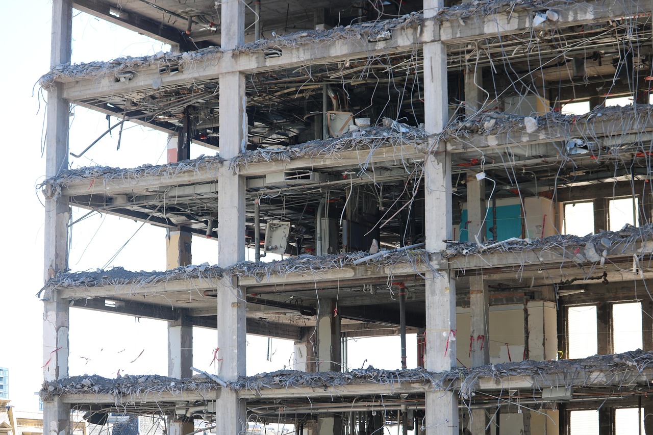 service professionnel de démolition de bâtiments pour des projets sécurisés, efficaces et respectueux de l'environnement.