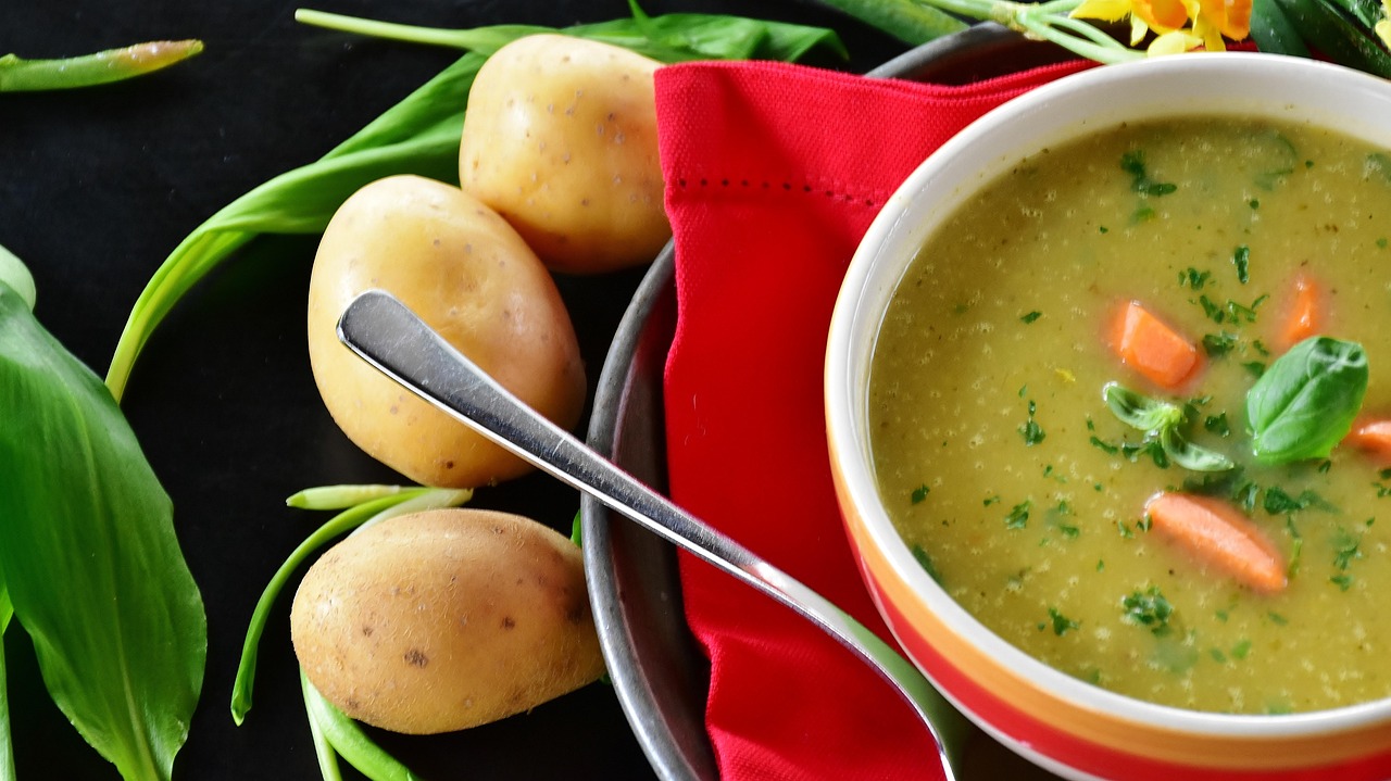 découvrez notre délicieuse soupe crémeuse de courgettes et pommes de terre, parfaite pour un repas réconfortant et savoureux.