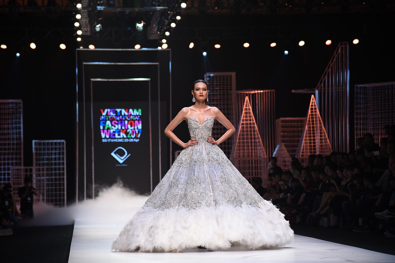 découvrez notre défilé de mode exclusif présentant les dernières tendances et créations des plus grands designers. plongez dans l'univers glamour du fashion show.