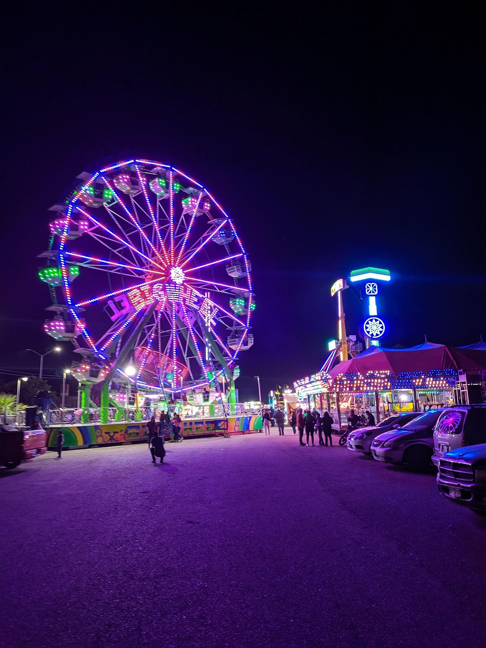 découvrez l'ambiance envoûtante du night carnival : une fête nocturne pleine de couleurs, de musique et de spectacles fascinants pour tous les âges.