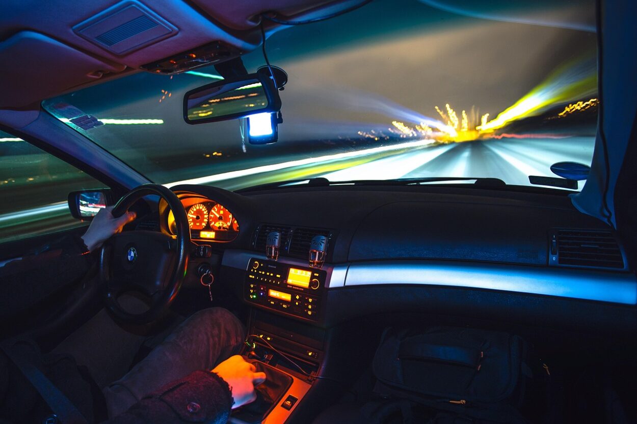découvrez les dangers et les conséquences du dépassement de la vitesse, ainsi que des conseils pour conduire prudemment et respecter les limites routières.