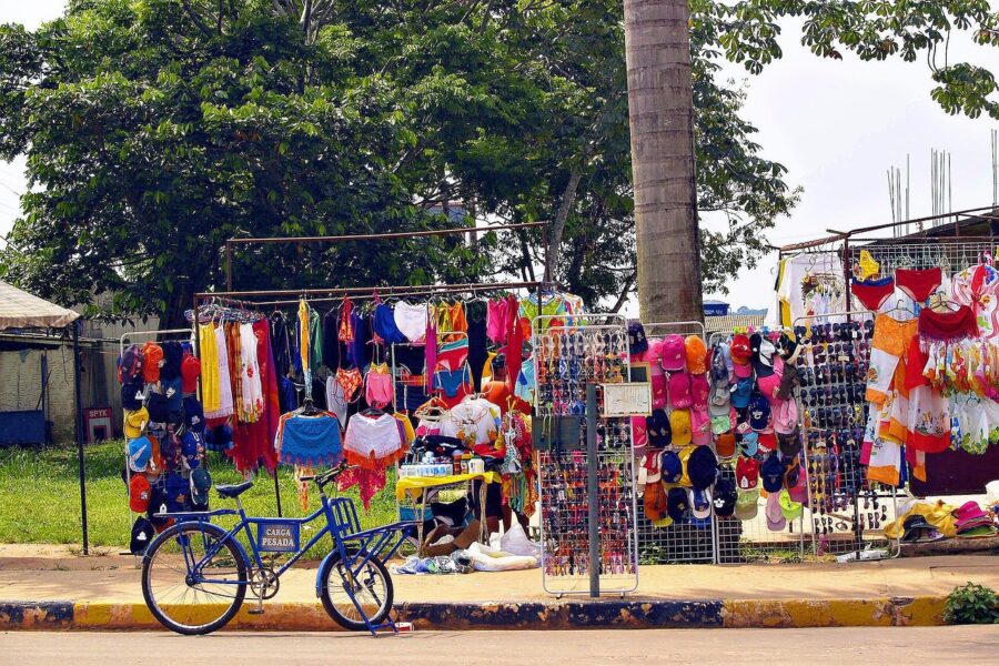 découvrez des artisans et producteurs locaux passionnés, offrant des produits authentiques et faits main, soutenant le savoir-faire régional et la qualité artisanale.