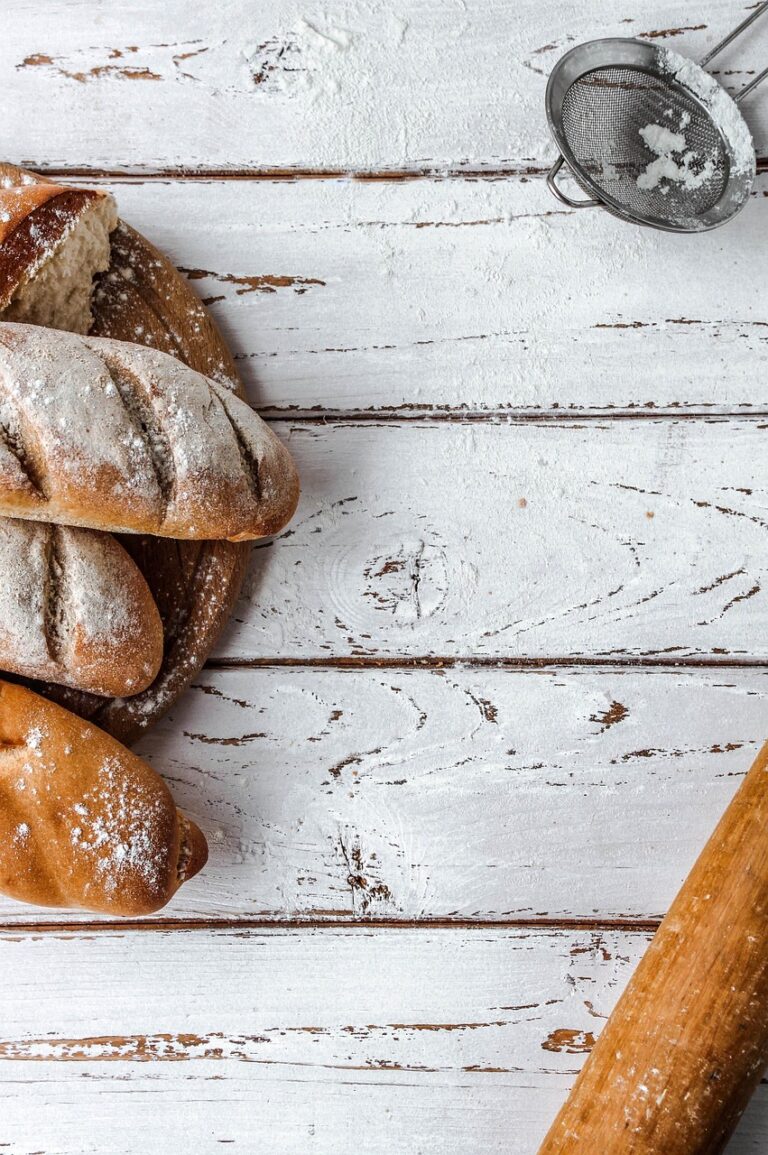 la boulangerie du village rouvre ses portes : retrouvez vos pains et pâtisseries préférés, fraîcheur et saveurs garanties !