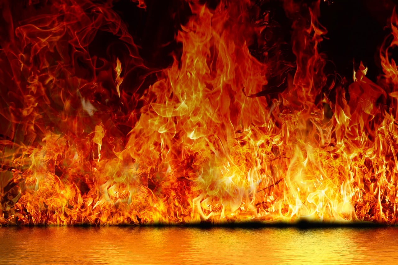 découvrez tout sur l'incendie criminel : définitions, causes, conséquences et aspects juridiques liés à l'arson.