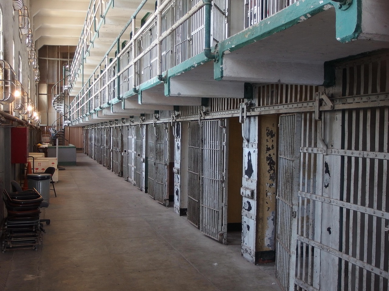 découvrez les causes et conséquences d'un incendie en prison, ainsi que les mesures de prévention et de sécurité mises en place pour protéger les détenus et le personnel.