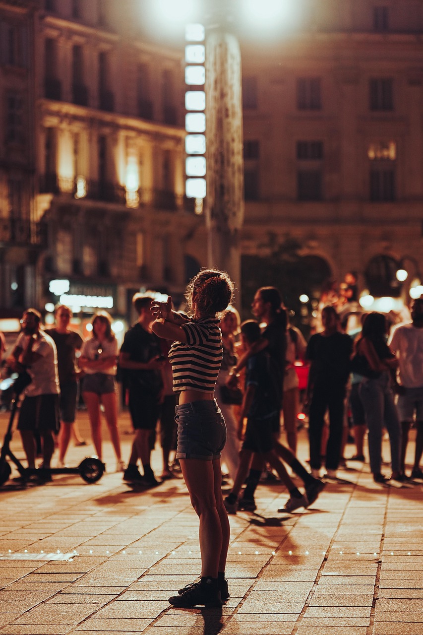 découvrez l'art vivant des spectacles de rue, où musiciens, danseurs et artistes captivent le public avec des performances en plein air uniques et authentiques.