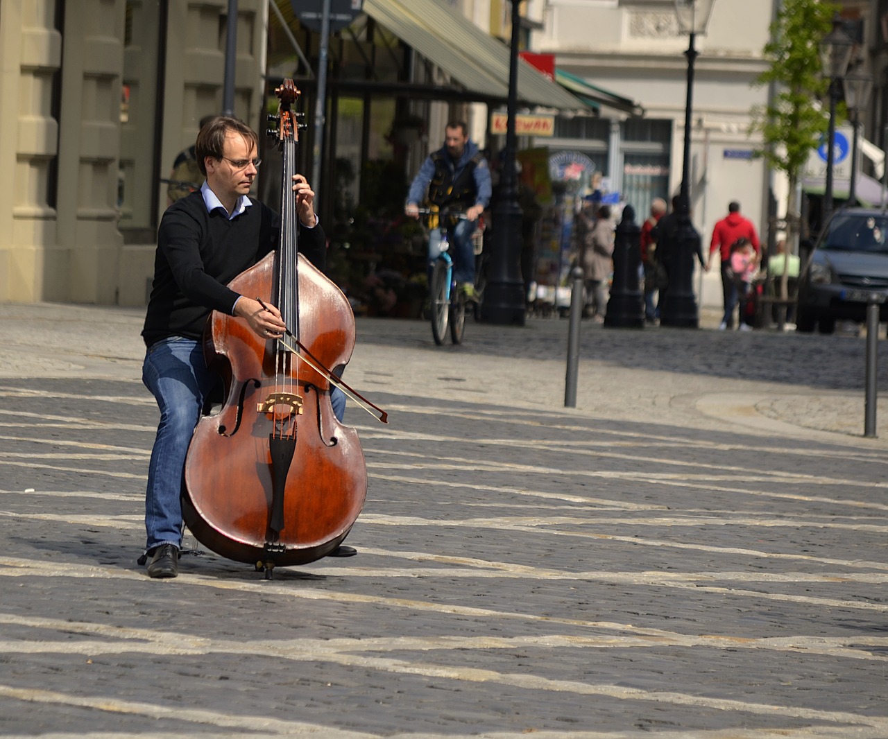 découvrez l'univers captivant des street performances : spectacles vivants et artistiques en pleine rue qui émerveillent et rassemblent tous les passants.