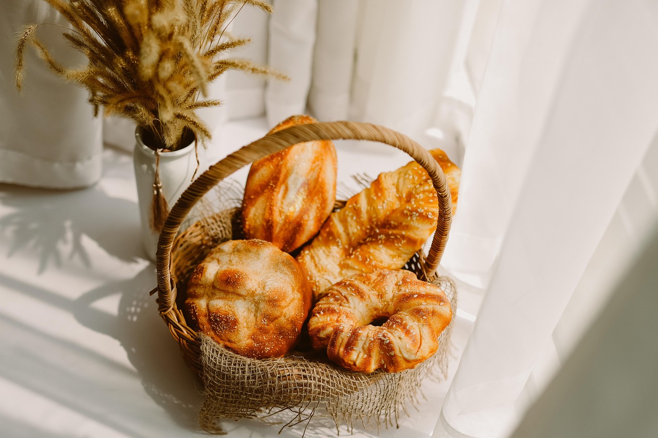 réouverture de la boulangerie du village : retrouvez vos pains et pâtisseries préférés, fraîchement préparés chaque jour.