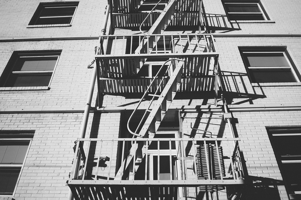 découvrez nos conseils essentiels pour réagir rapidement et en toute sécurité en cas d'incendie d'appartement, ainsi que des mesures de prévention indispensables.
