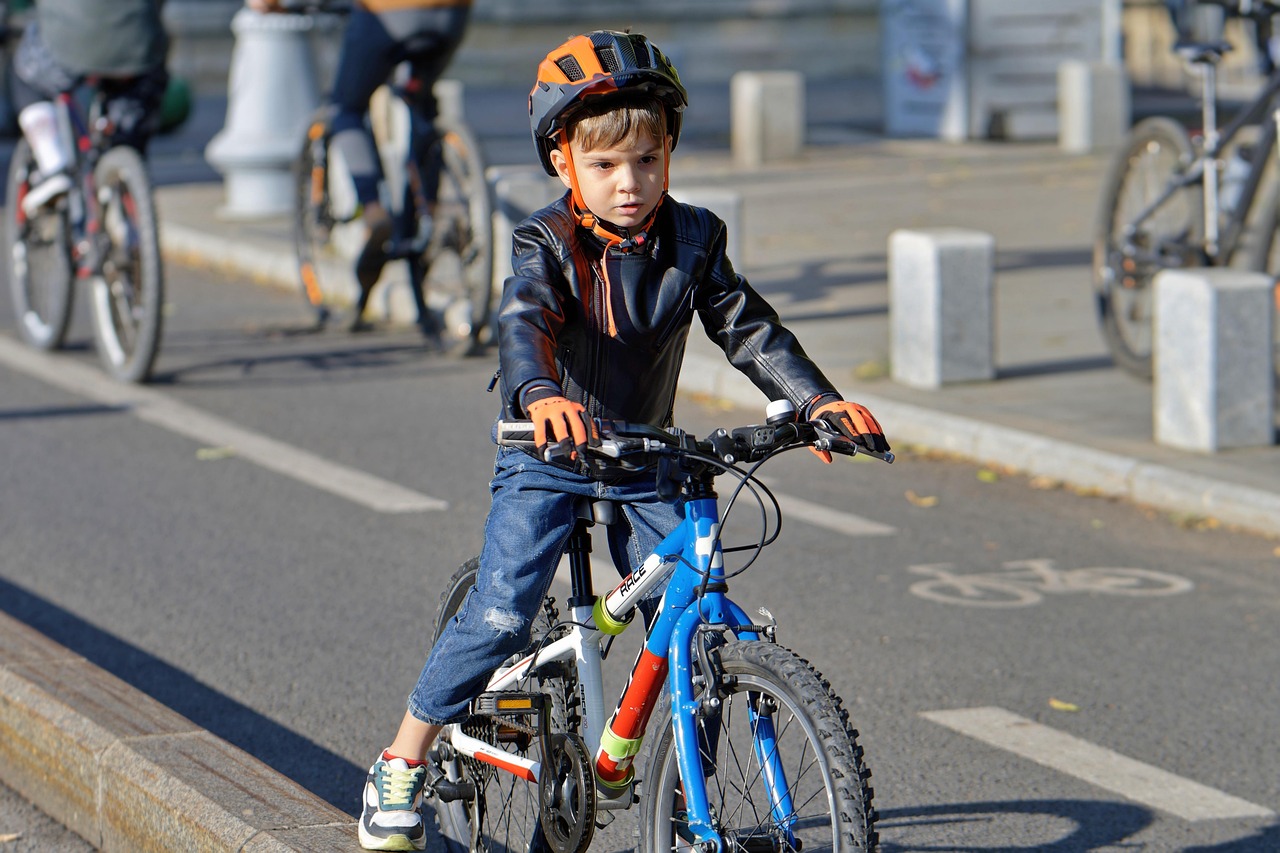 découvrez les causes des retards dans la création des pistes cyclables et leurs impacts sur la mobilité urbaine.
