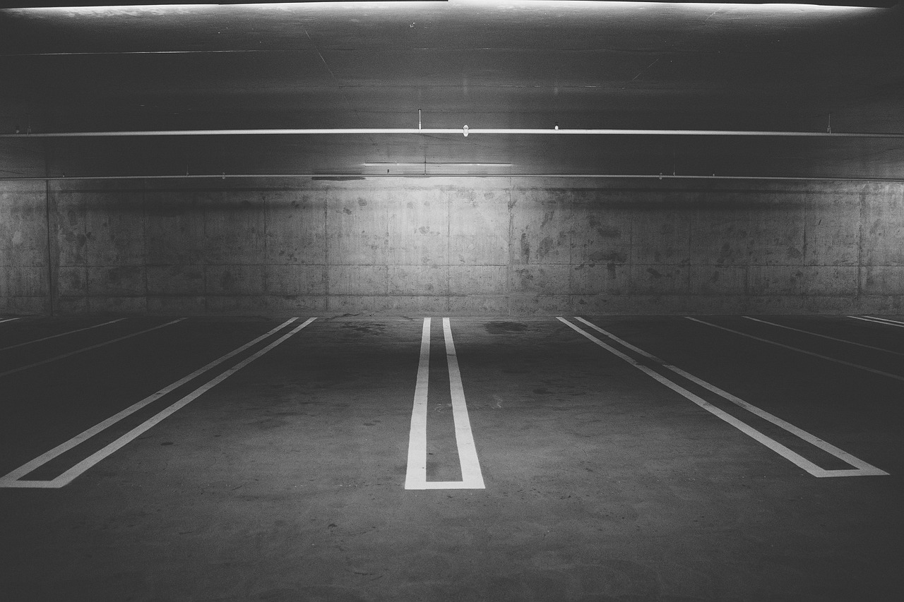 découvrez les risques d'incendie dans les parkings souterrains et les mesures de sécurité essentielles pour protéger les véhicules et les personnes.